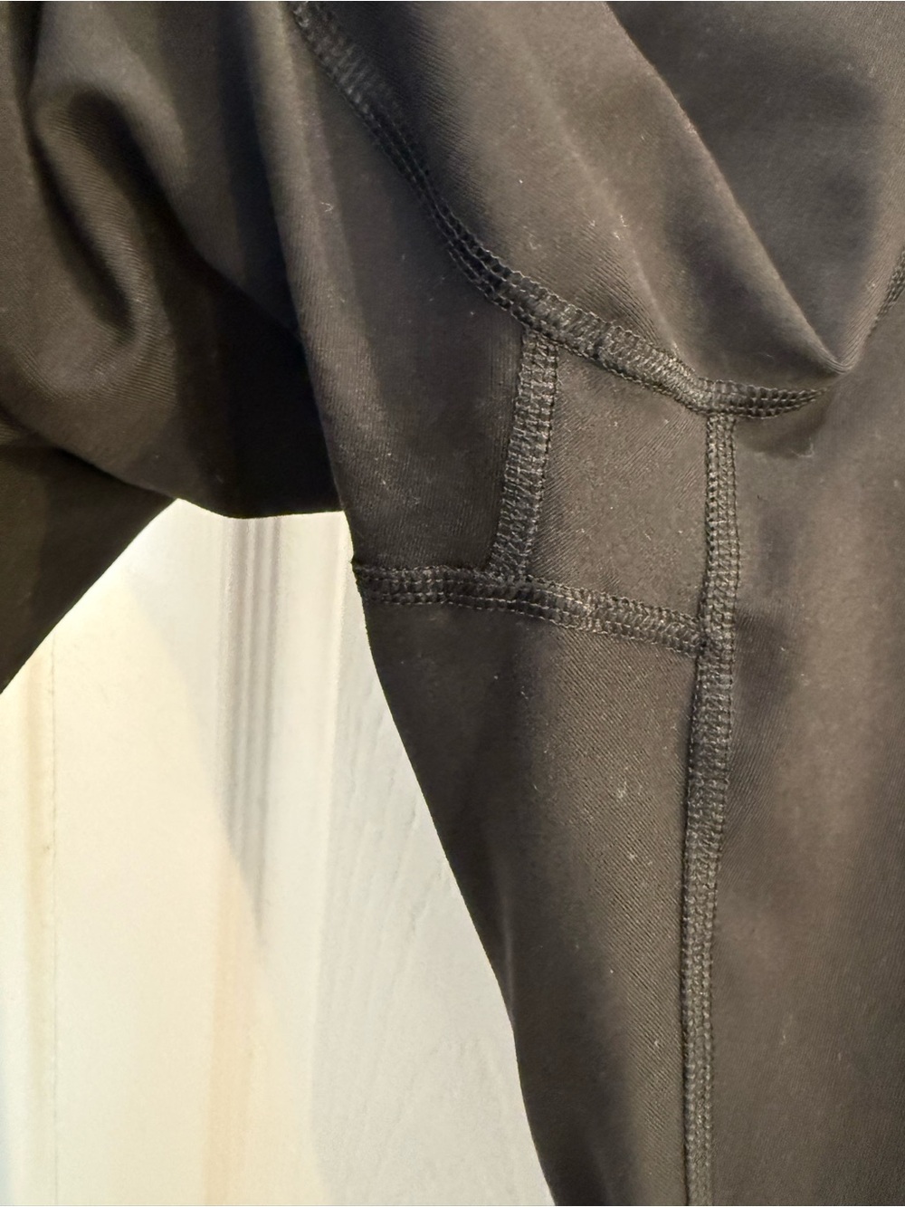 Old Navy Black Size XL Full Length w/ Side Pockets and Mesh on Side of Leggings - Picture 6 of 7
